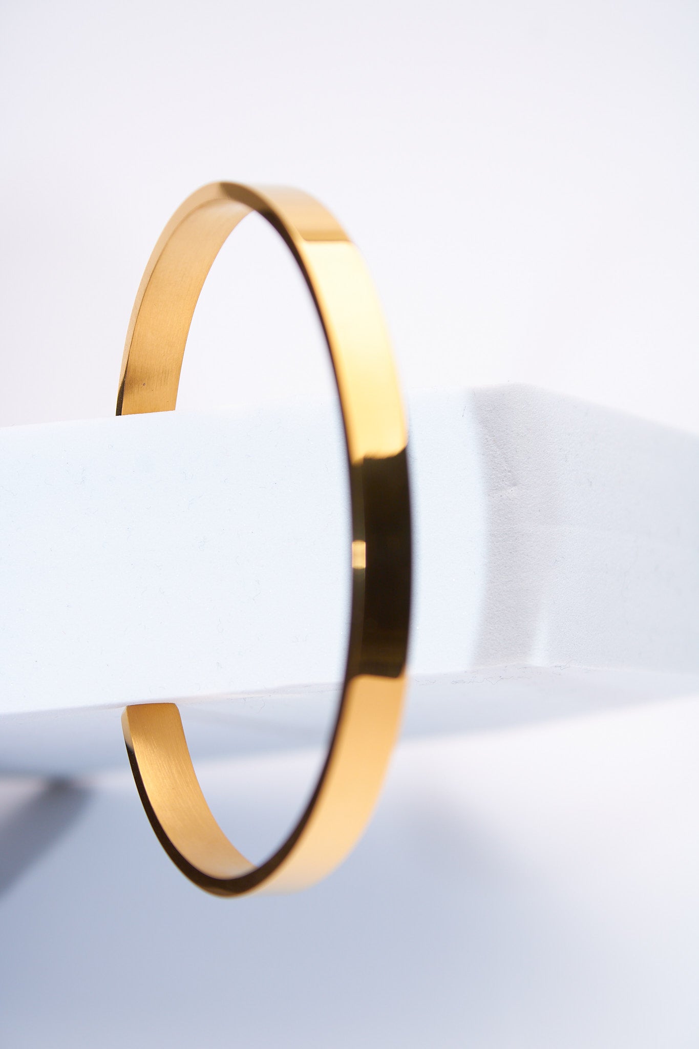 Pulsera rígida lisa dorada — baño dorado