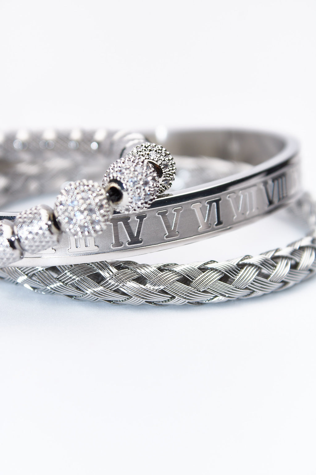 Set de pulseras plateadas — pulsera rígida con numerales + trenzada + cuentas pavé