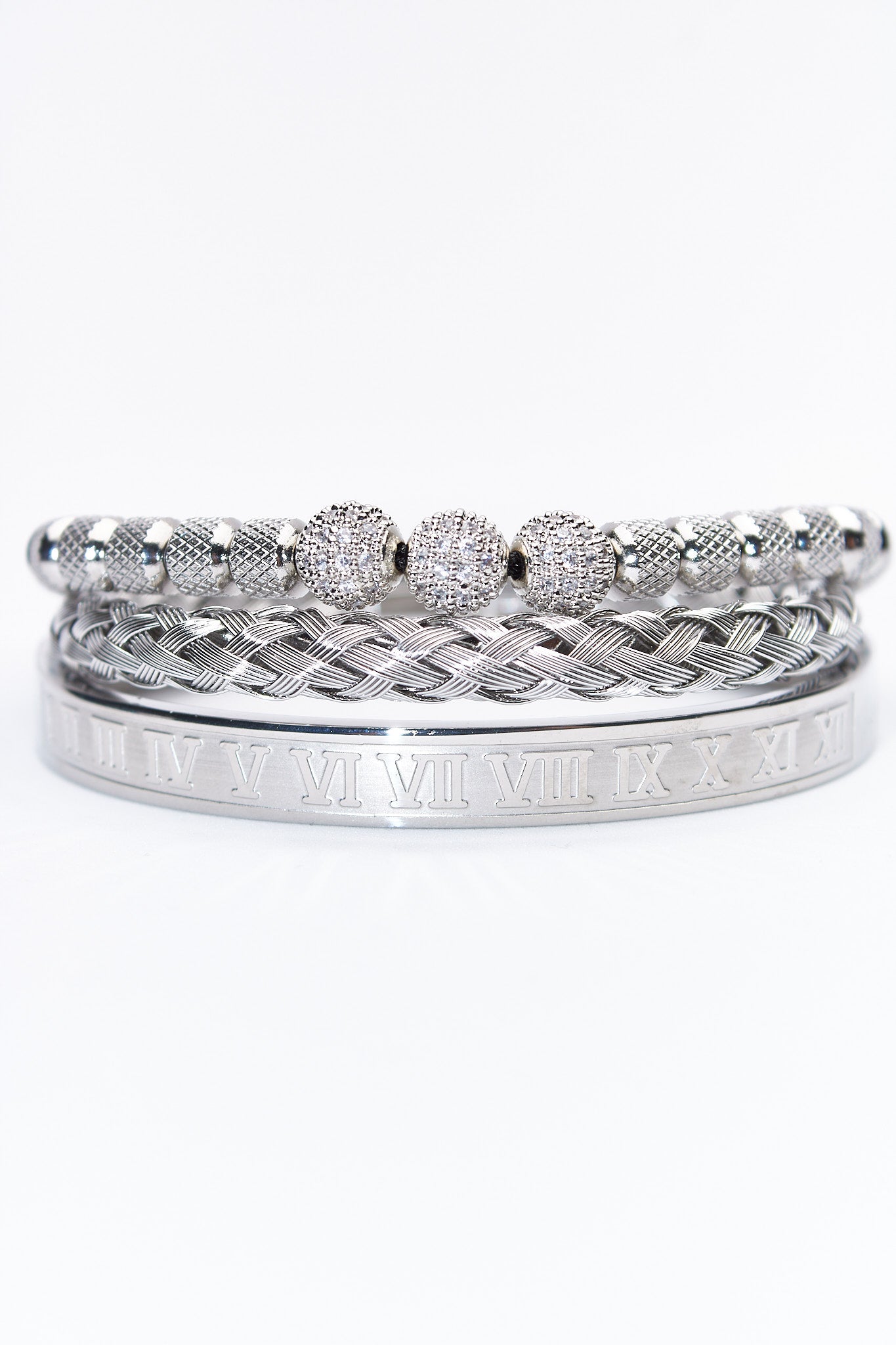 Set de pulseras plateadas — pulsera rígida con numerales + trenzada + cuentas pavé