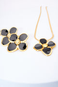 Set flor esmaltada negra — collar serpiente + broches flor, baño dorado