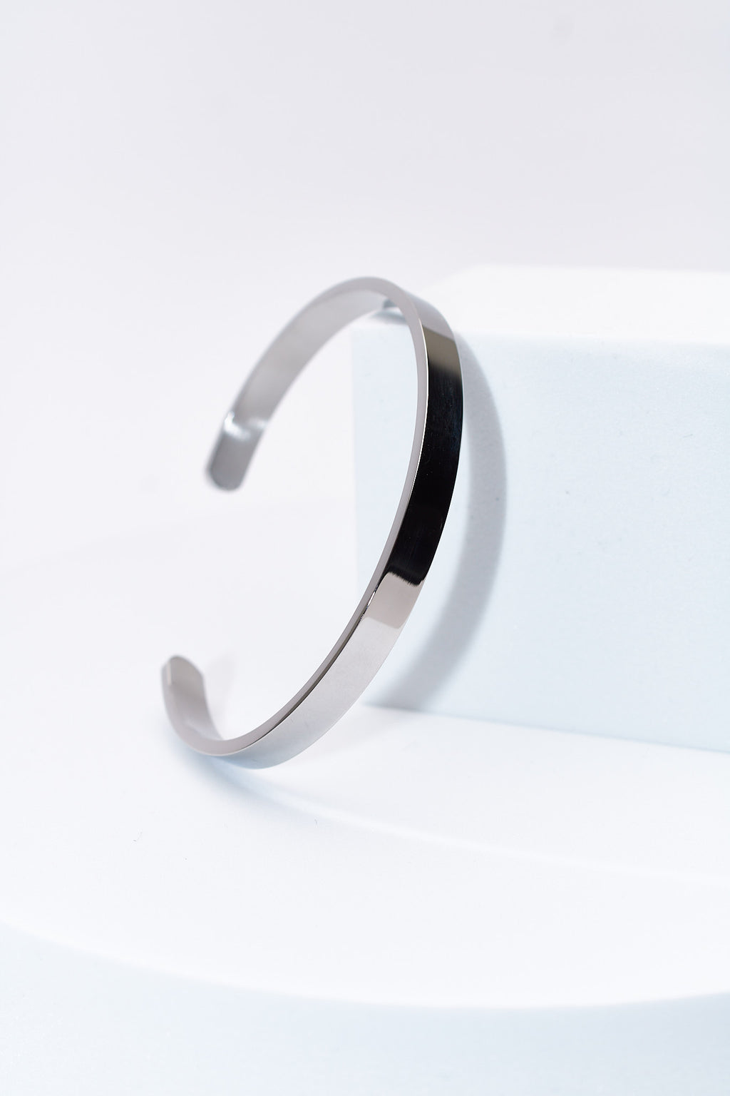 Pulsera rígida lisa plateada — acero inoxidable