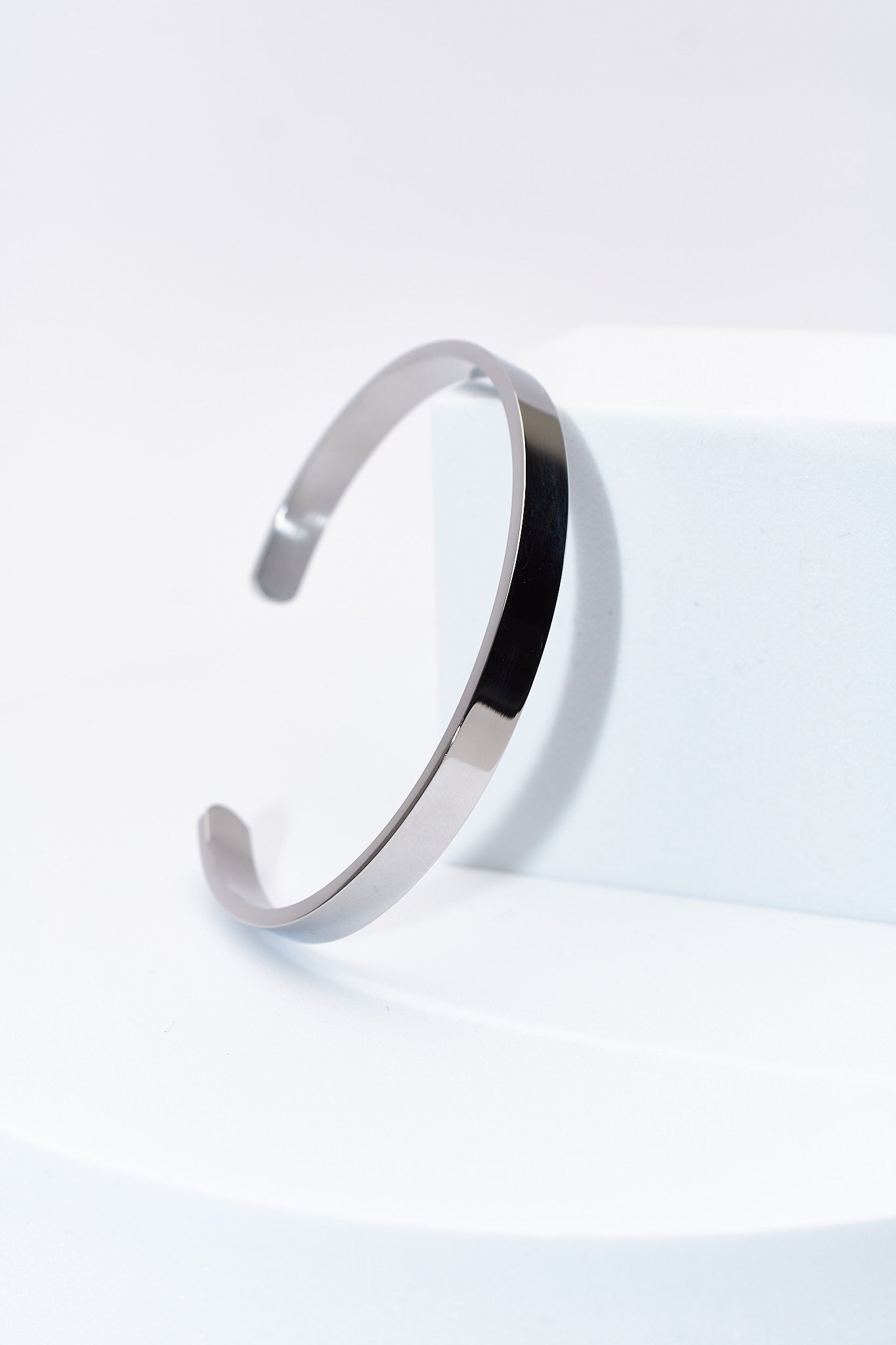 Pulsera rígida lisa plateada — acero inoxidable