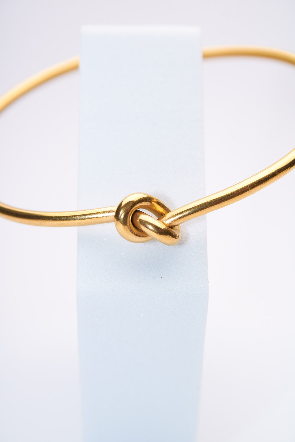 Pulsera rígida nudo dorado