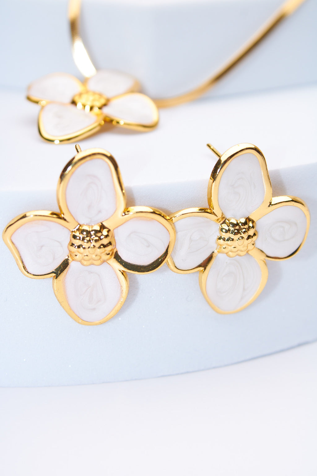 Set flor esmaltada blanca — collar serpiente + aretes flor, baño dorado