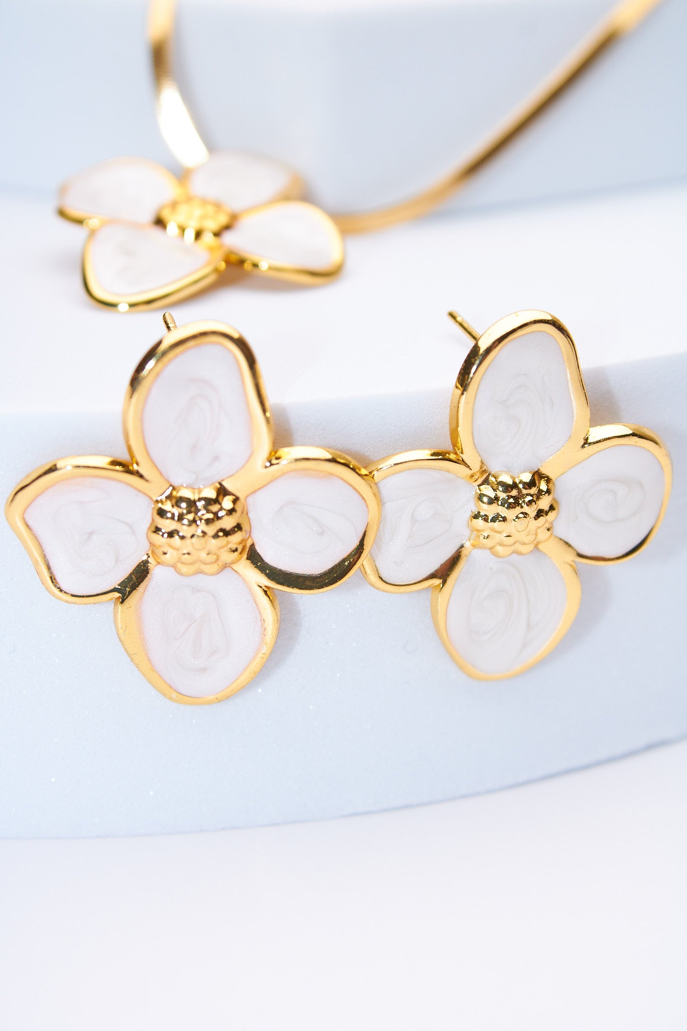 Set flor esmaltada blanca — collar serpiente + aretes flor, baño dorado