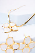 Set flor esmaltada blanca — collar serpiente + aretes flor, baño dorado