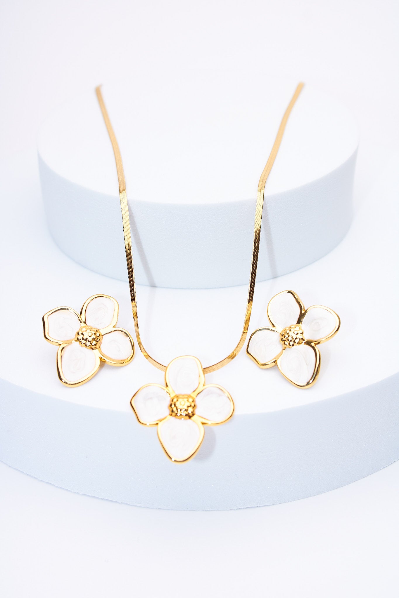 Set flor esmaltada blanca — collar serpiente + aretes flor, baño dorado