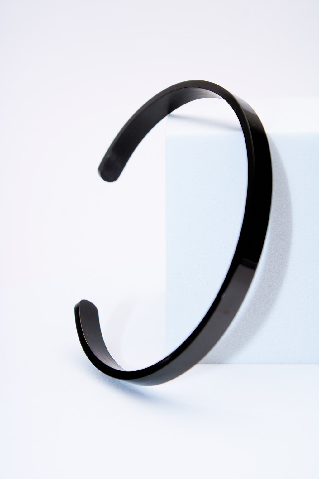 Pulsera rígida negra — diseño abierto ajustable, acabado mate