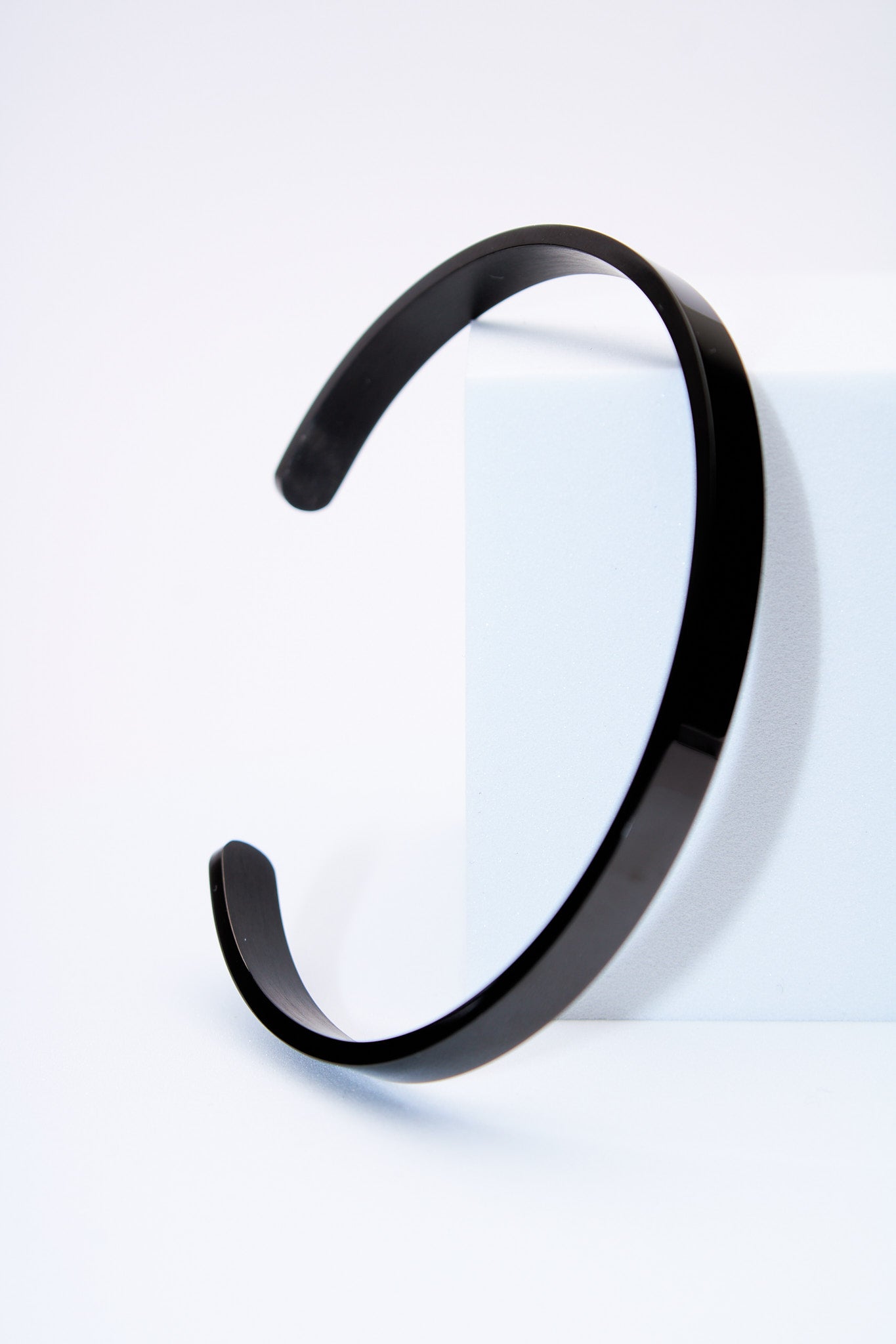 Pulsera rígida negra — diseño abierto ajustable, acabado mate