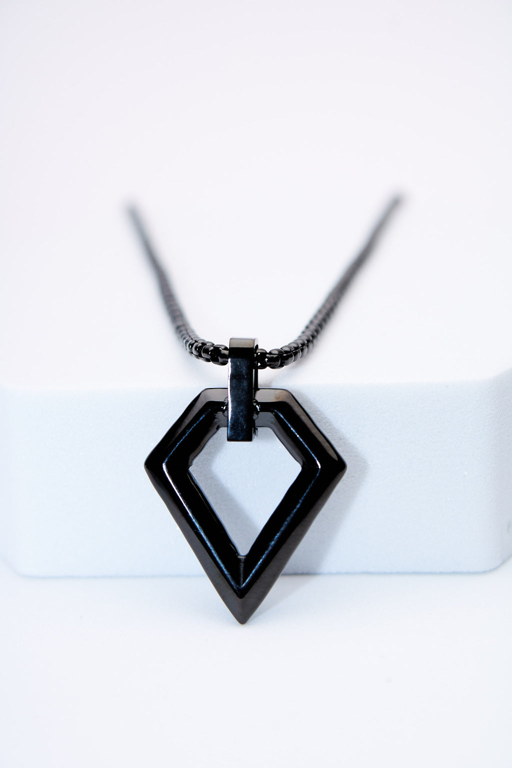 Collar con Dije Geométrico Negro