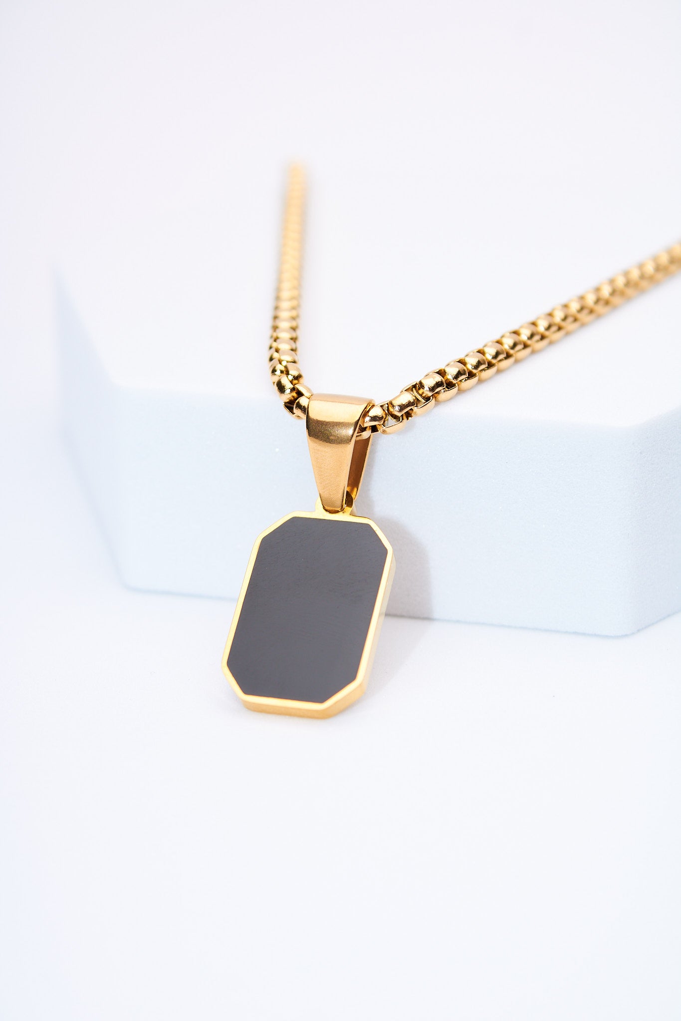 Collar placa octogonal negra — baño dorado, cadena eslabón resistente