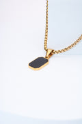 Collar placa octogonal negra — baño dorado, cadena eslabón resistente