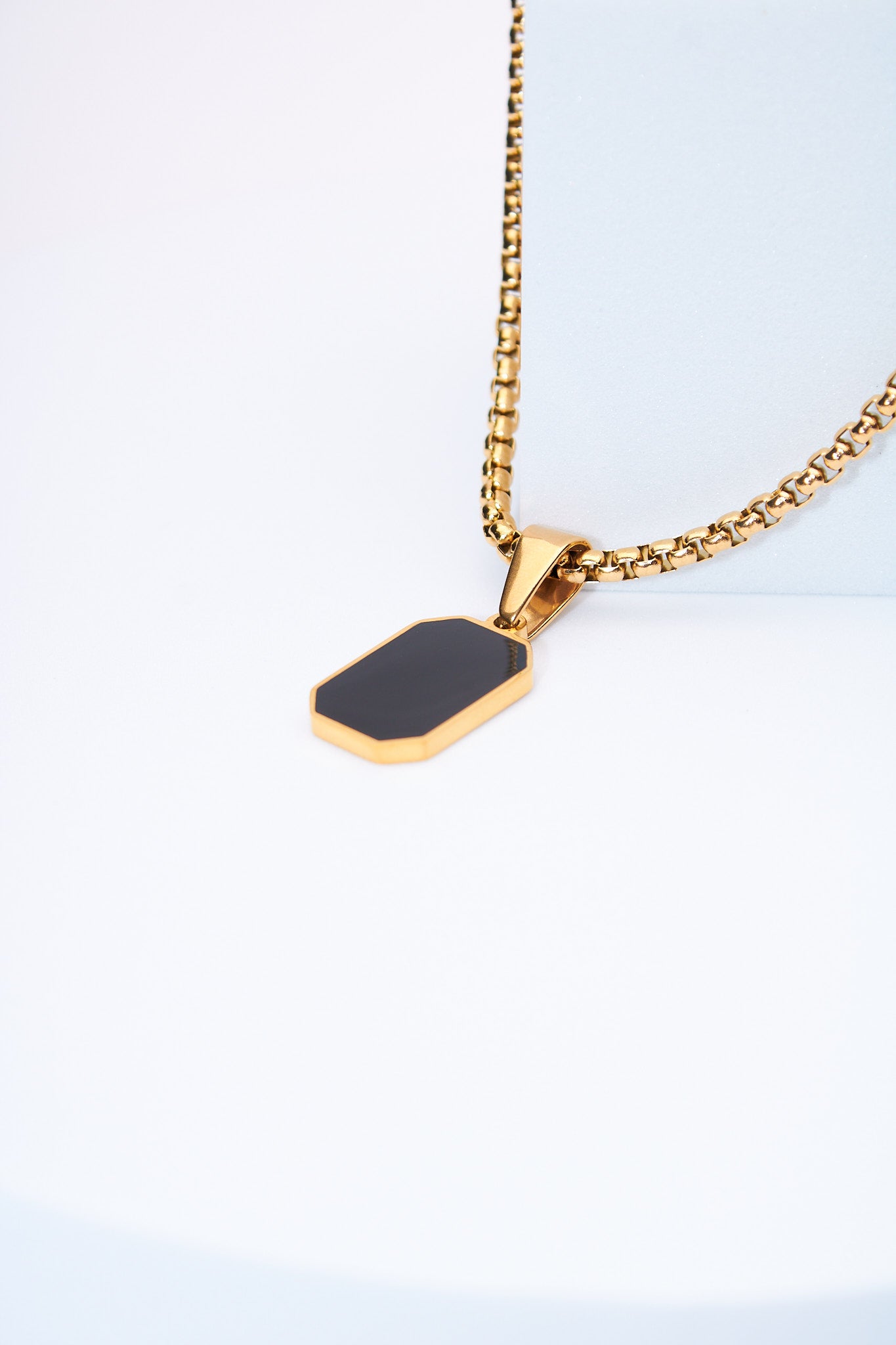 Collar placa octogonal negra — baño dorado, cadena eslabón resistente