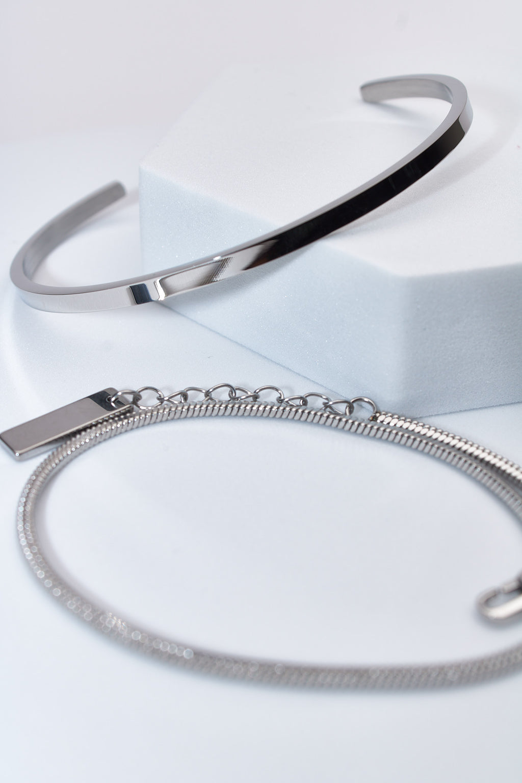 Pulsera rígida pulida negra + cadena serpiente plateada