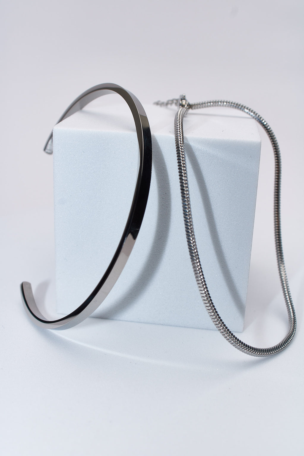 Pulsera rígida pulida negra + cadena serpiente plateada