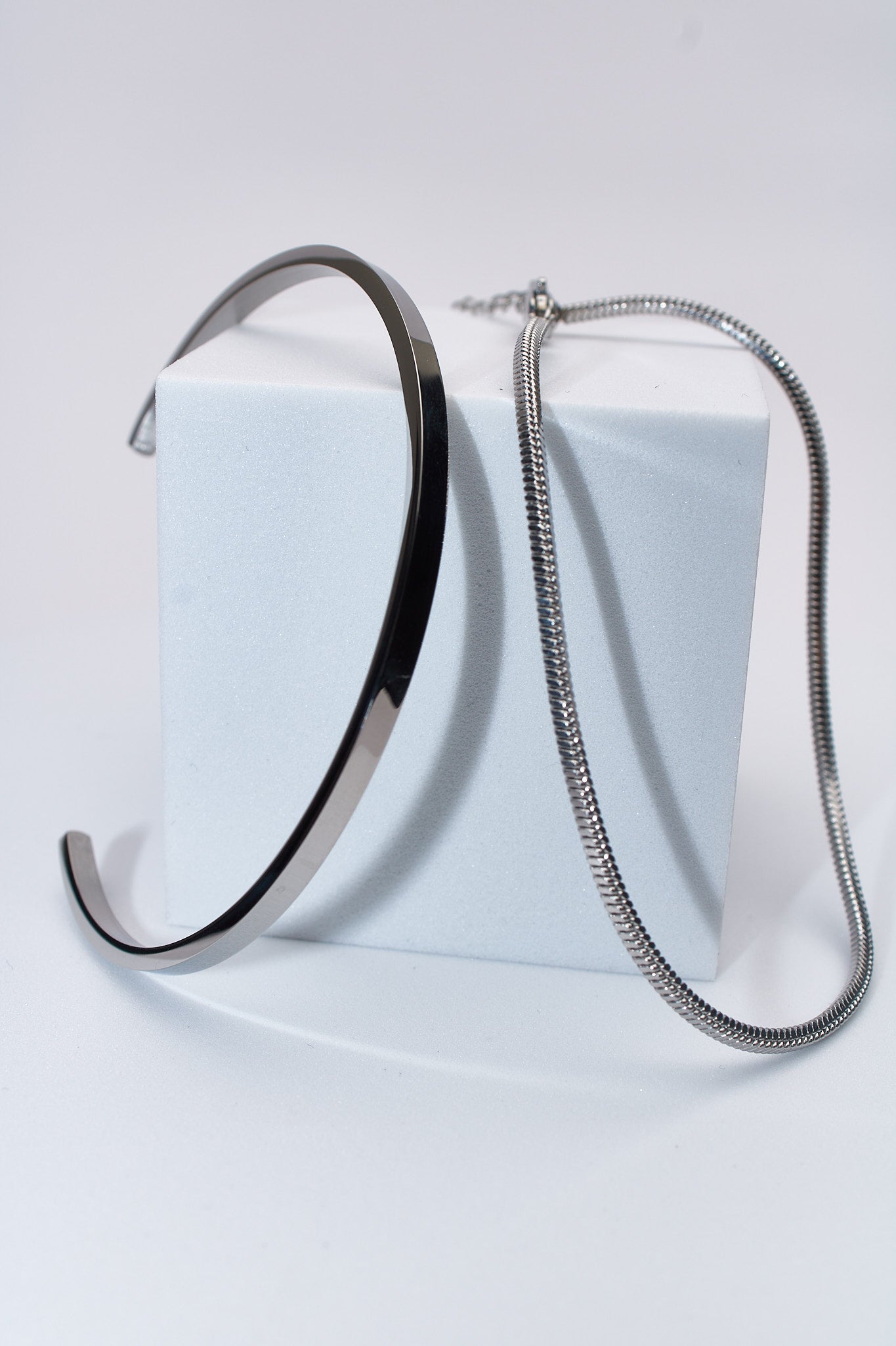 Pulsera rígida pulida negra + cadena serpiente plateada