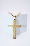 Collar cruz grabada dorada — acero inoxidable