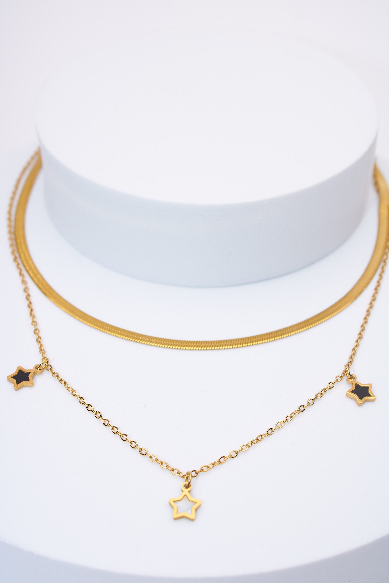 Set collares dorados doble capa — cadena plana + cadena con estrellas esmaltadas