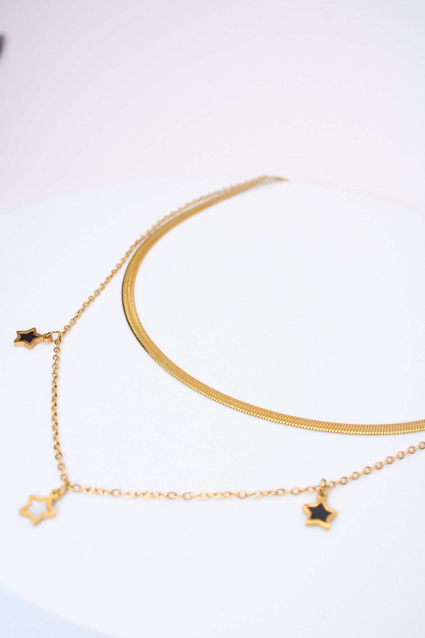 Set collares dorados doble capa — cadena plana + cadena con estrellas esmaltadas