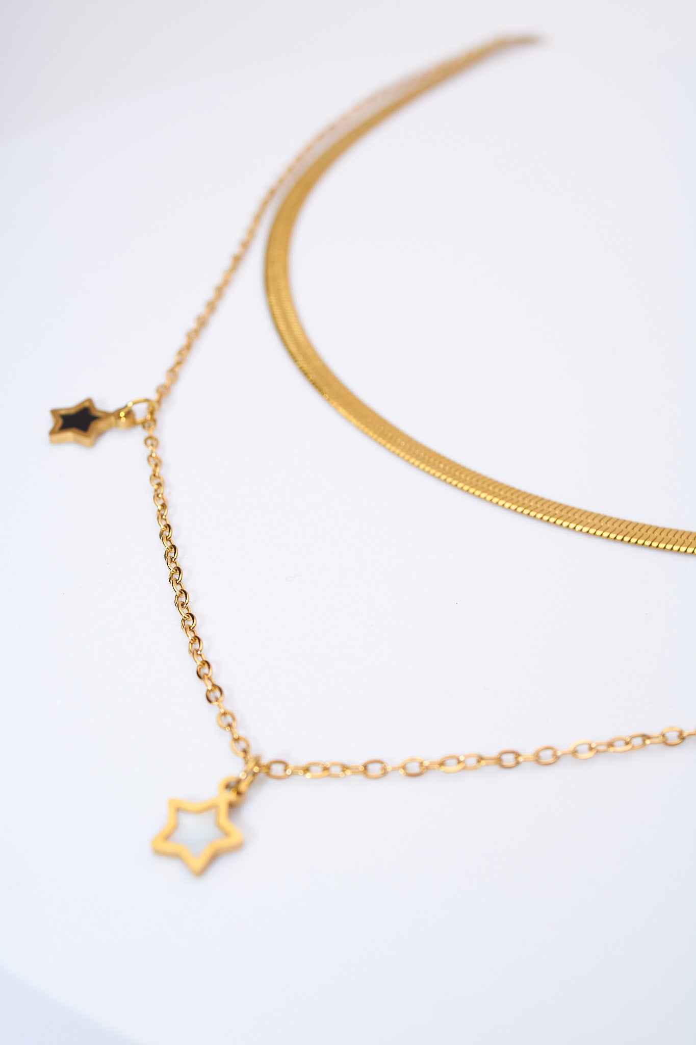 Set collares dorados doble capa — cadena plana + cadena con estrellas esmaltadas