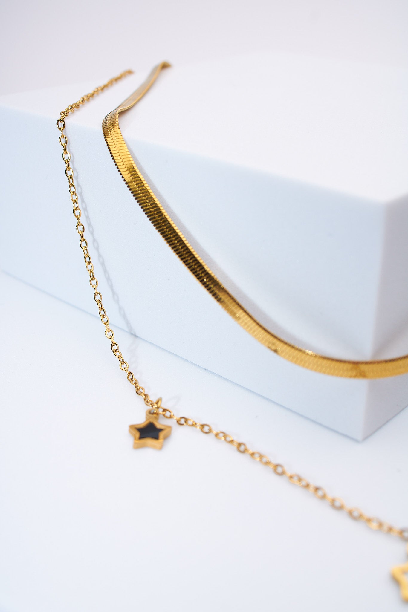 Set collares dorados doble capa — cadena plana + cadena con estrellas esmaltadas