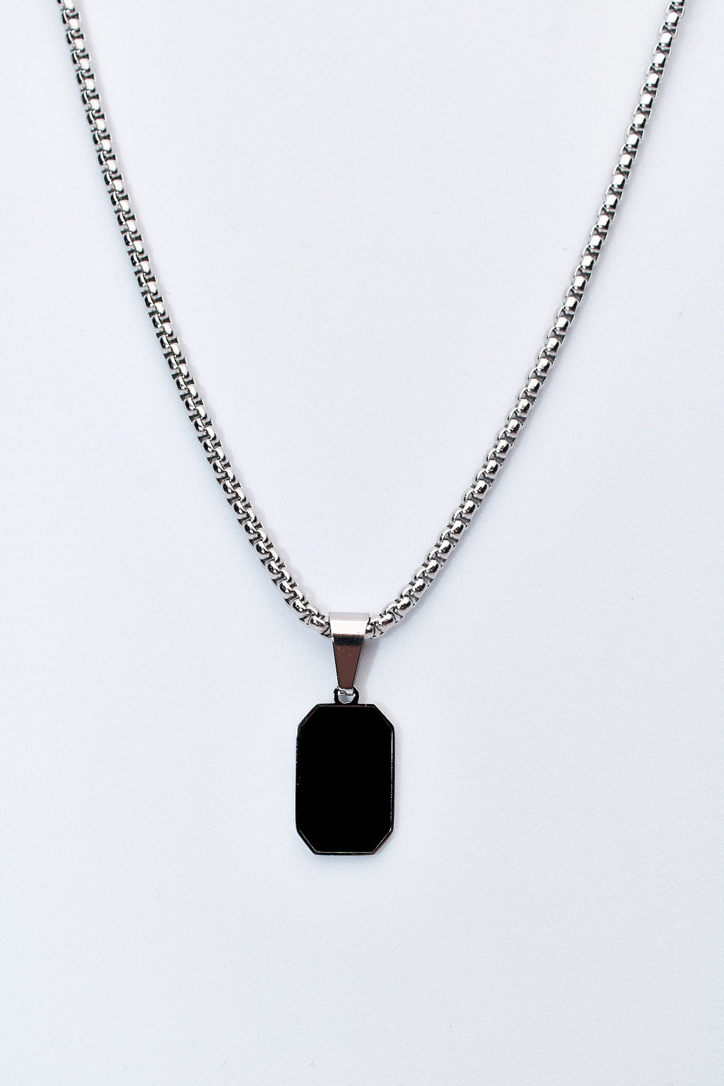 Collar placa octogonal negra — acero inoxidable plateado