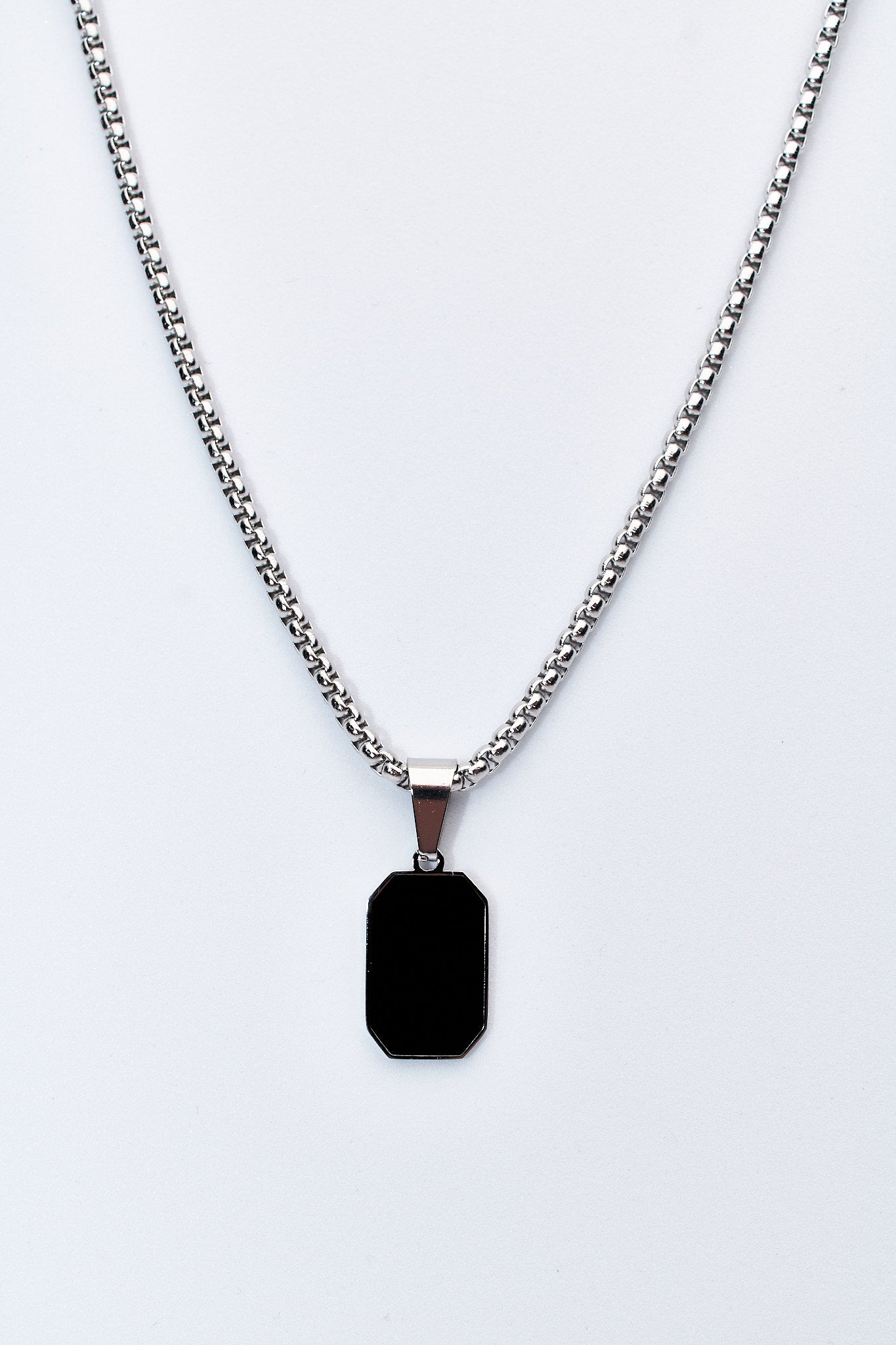 Collar placa octogonal negra — acero inoxidable plateado