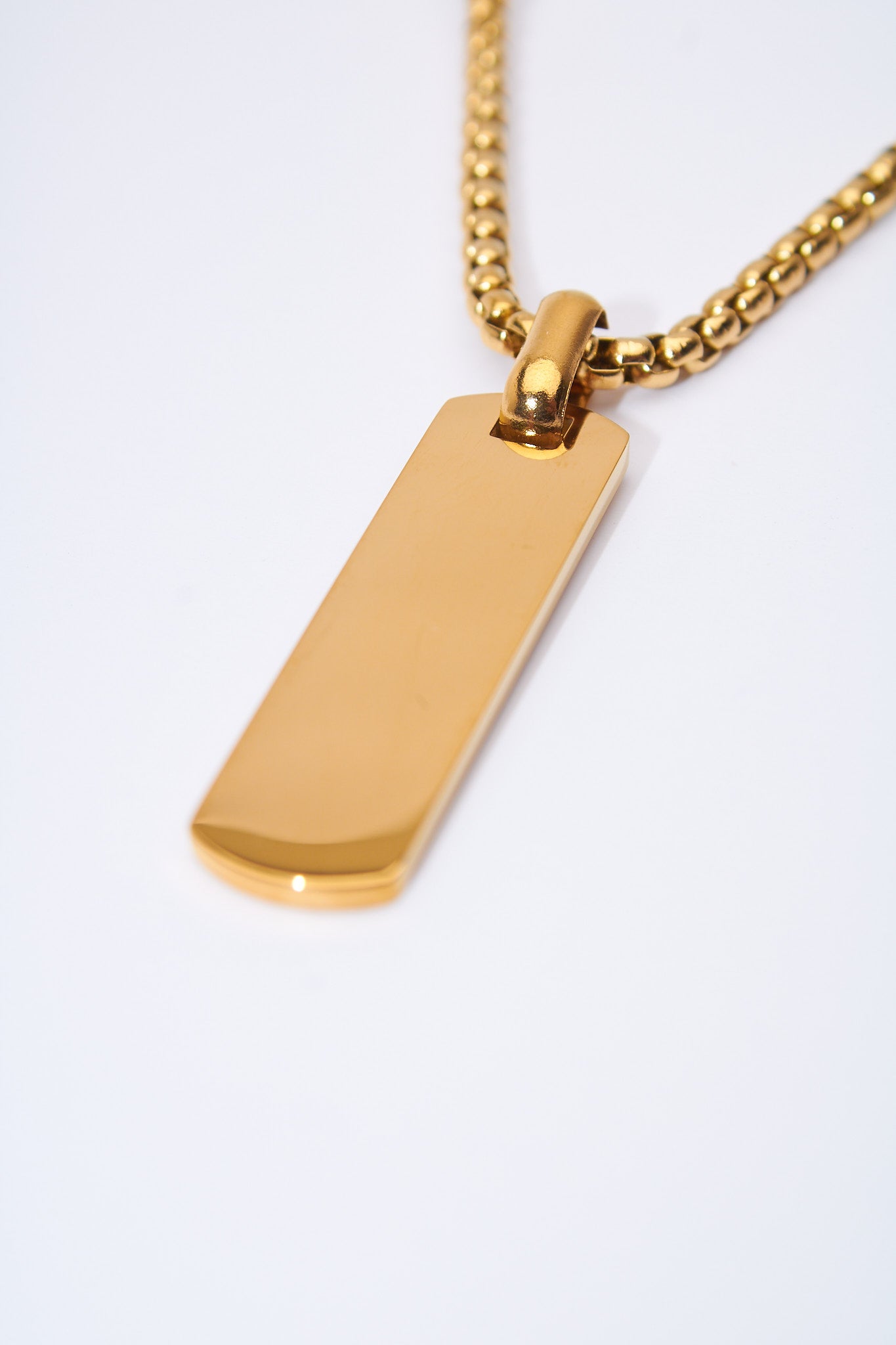 Collar placa rectangular dorada — acero inoxidable