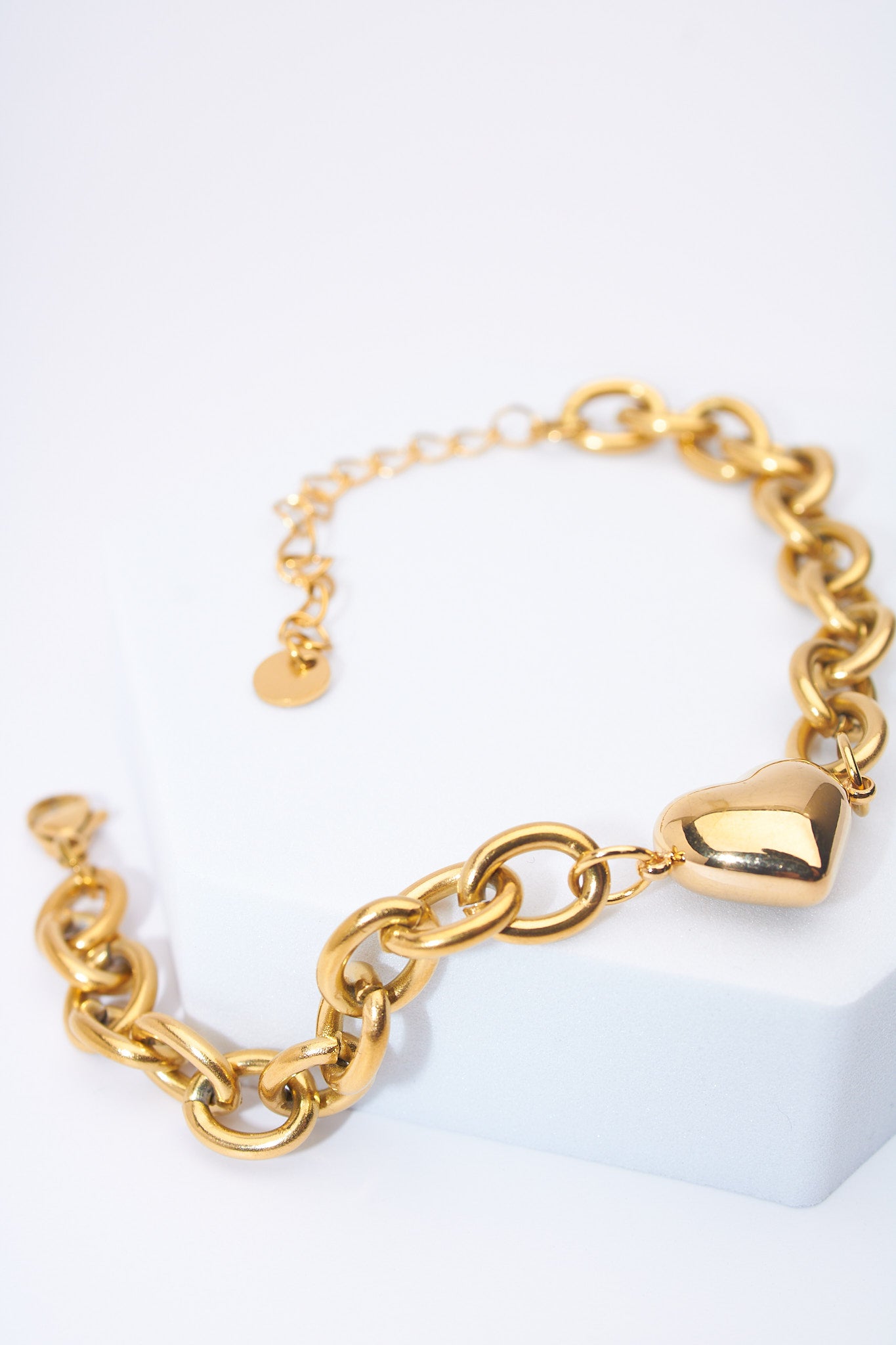 Pulsera cadena eslabón con corazón macizo — baño dorado