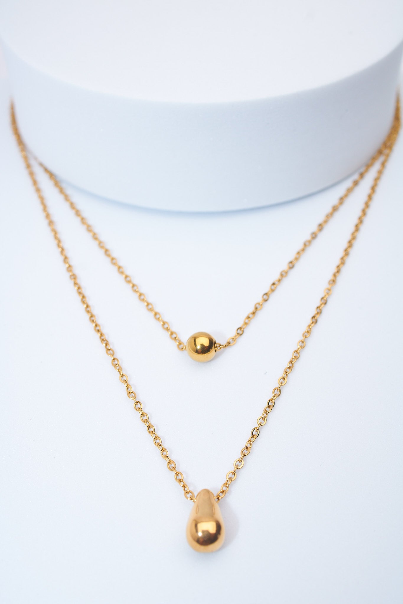 Set collares doble capa con charms gota y bola — baño dorado