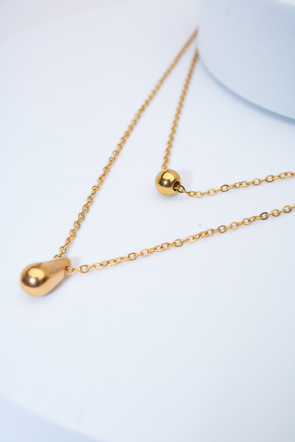 Set collares doble capa con charms gota y bola — baño dorado