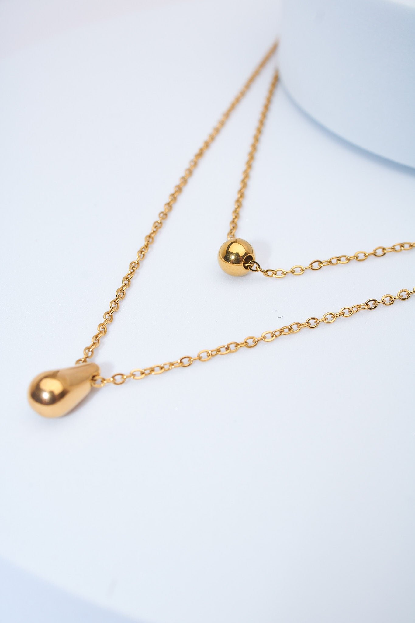 Set collares doble capa con charms gota y bola — baño dorado