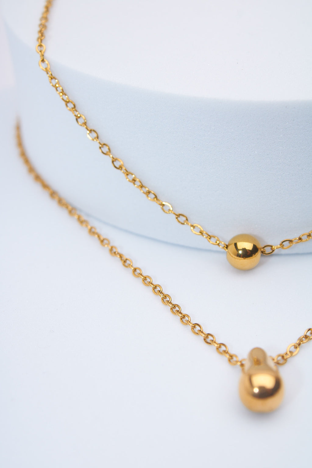 Set collares doble capa con charms gota y bola — baño dorado