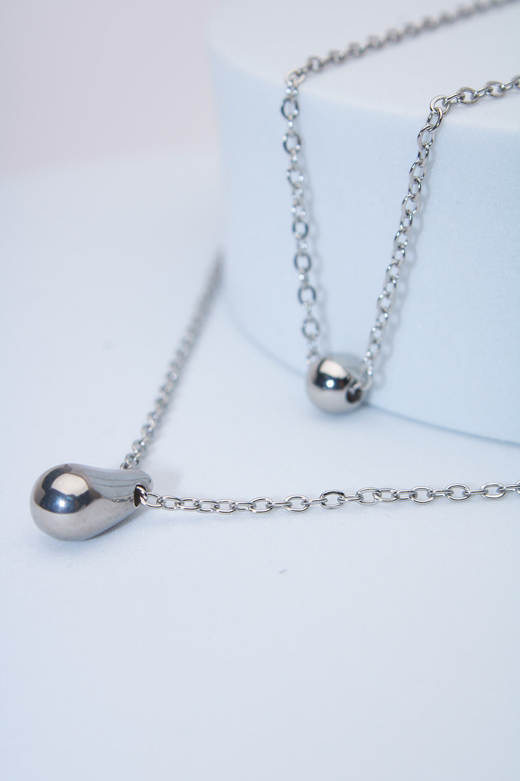 Set collares doble capa con charms gota y bola — acero inoxidable plateado