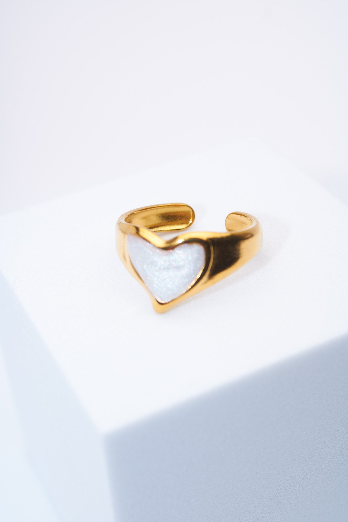 Anillo ajustable corazón esmaltado — baño dorado