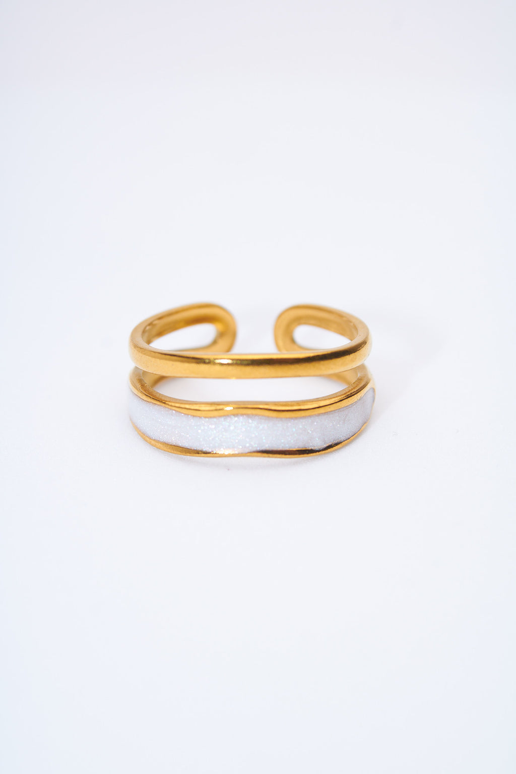 Anillo abierto doble banda con detalle esmaltado blanco nacarado
