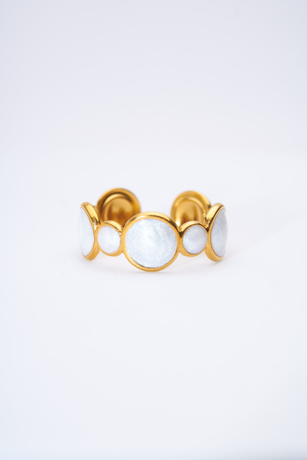 Anillo abierto con óvalos esmaltados blanco nacarado