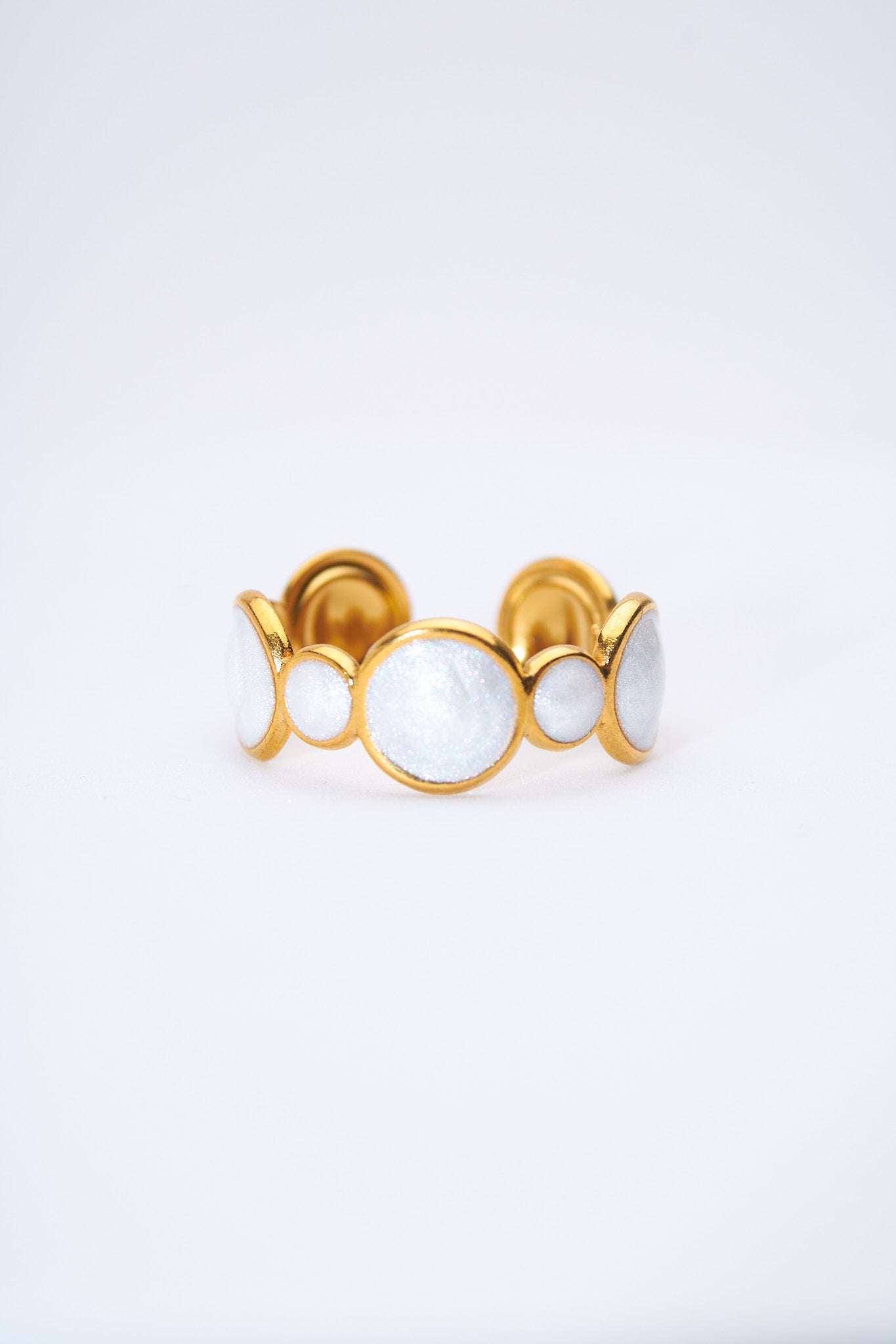 Anillo abierto con óvalos esmaltados blanco nacarado