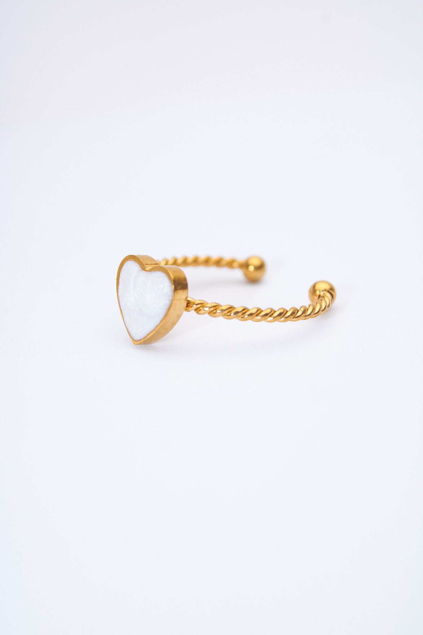 Anillo abierto trenzado con corazón esmaltado blanco nacarado