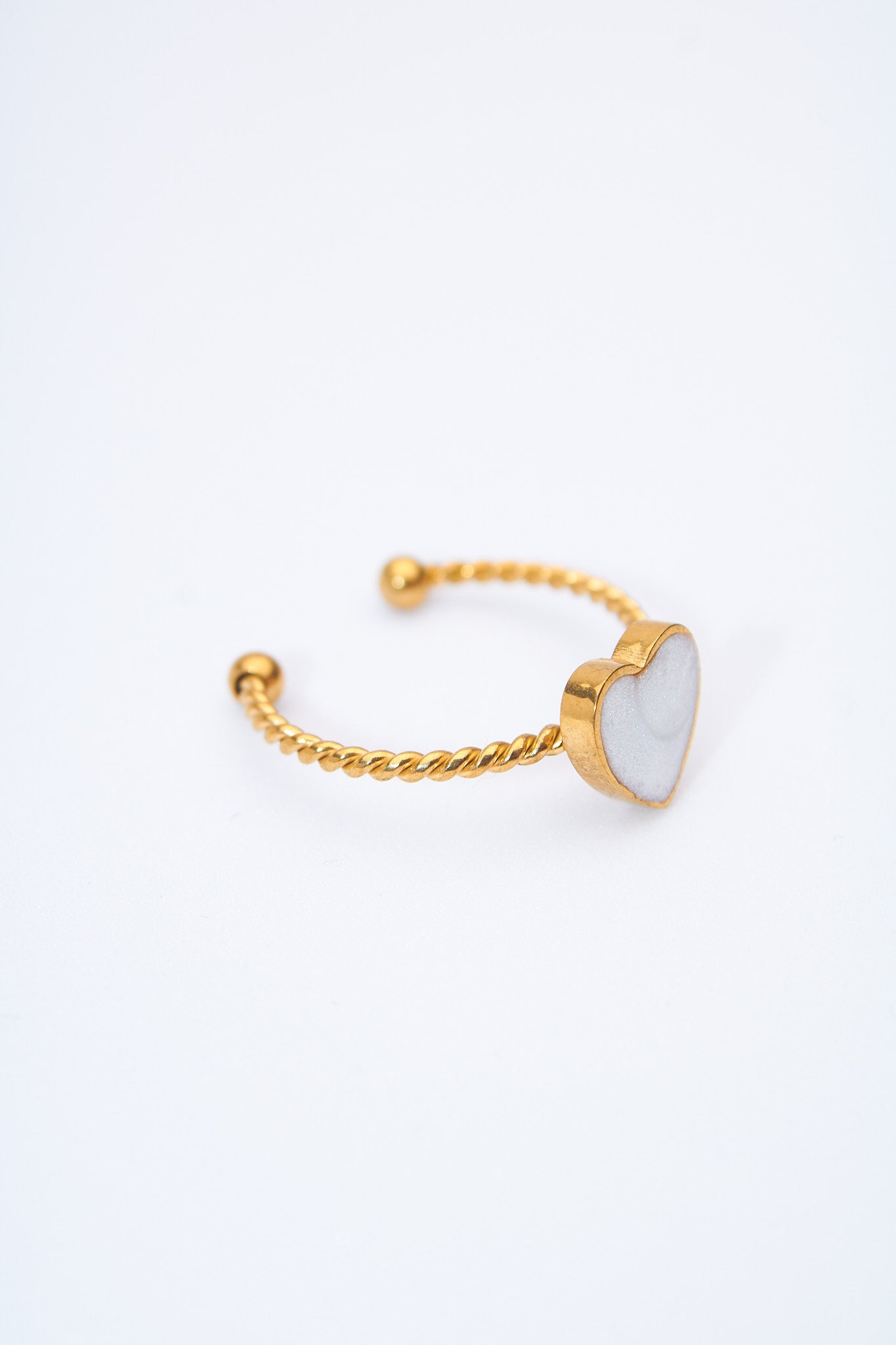 Anillo abierto trenzado con corazón esmaltado blanco nacarado