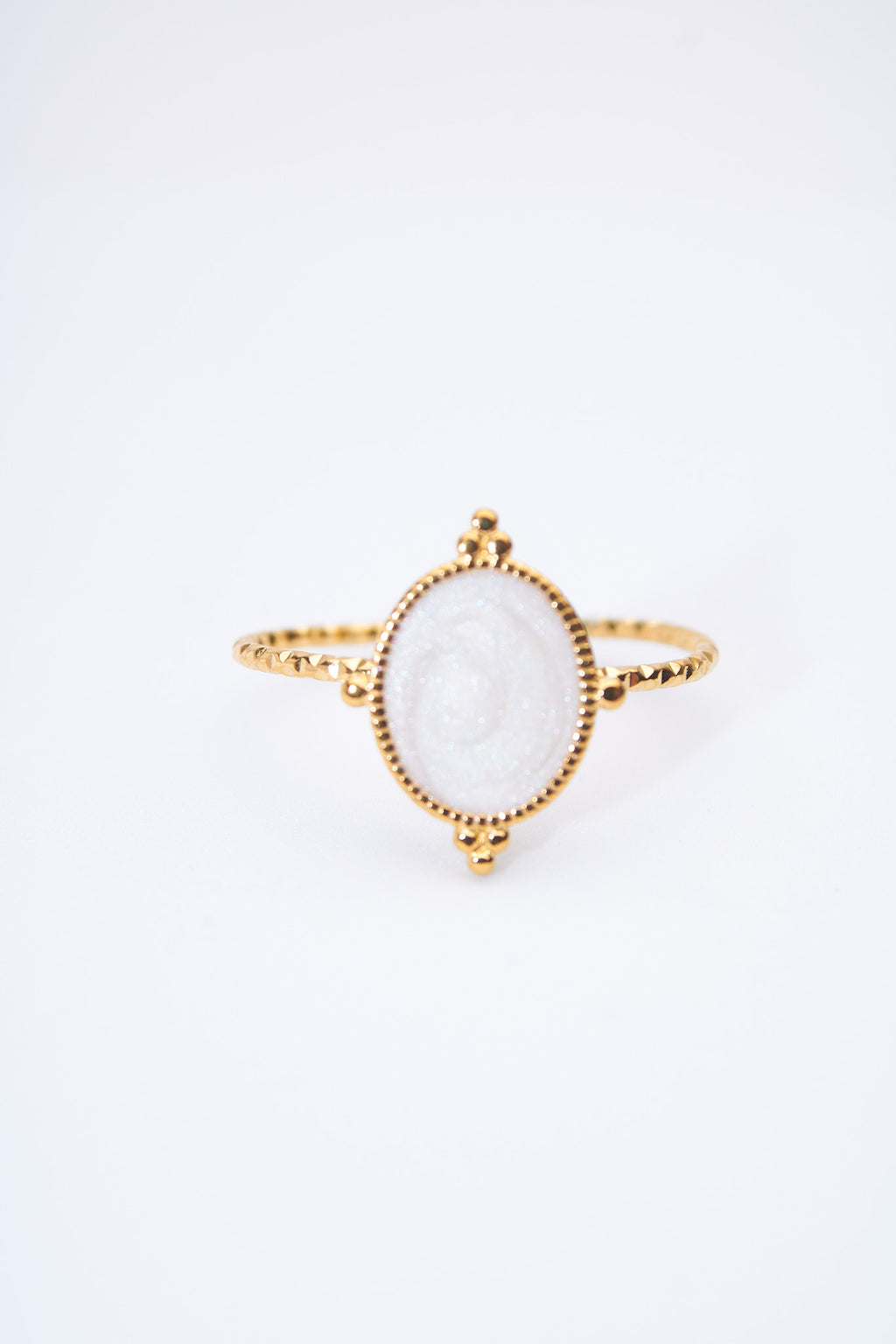 Anillo doble banda con medallón oval esmaltado blanco nacarado