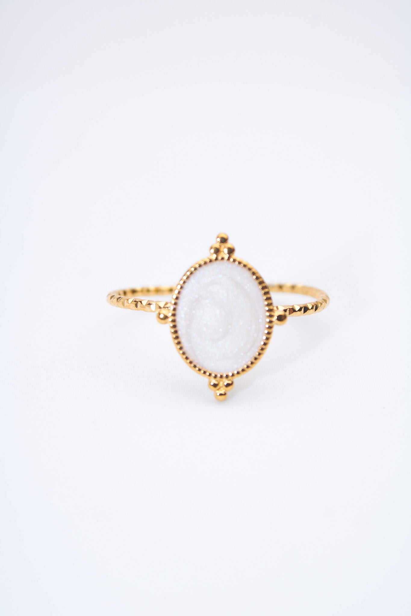 Anillo doble banda con medallón oval esmaltado blanco nacarado