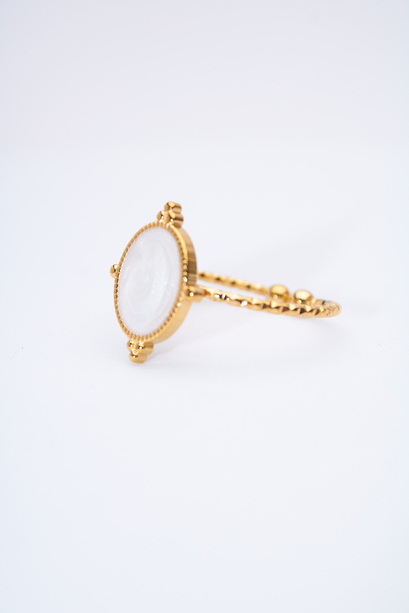 Anillo doble banda con medallón oval esmaltado blanco nacarado