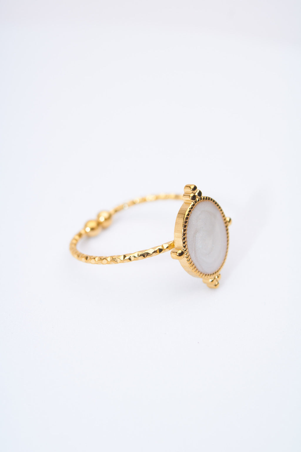 Anillo doble banda con medallón oval esmaltado blanco nacarado