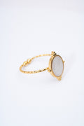Anillo doble banda con medallón oval esmaltado blanco nacarado