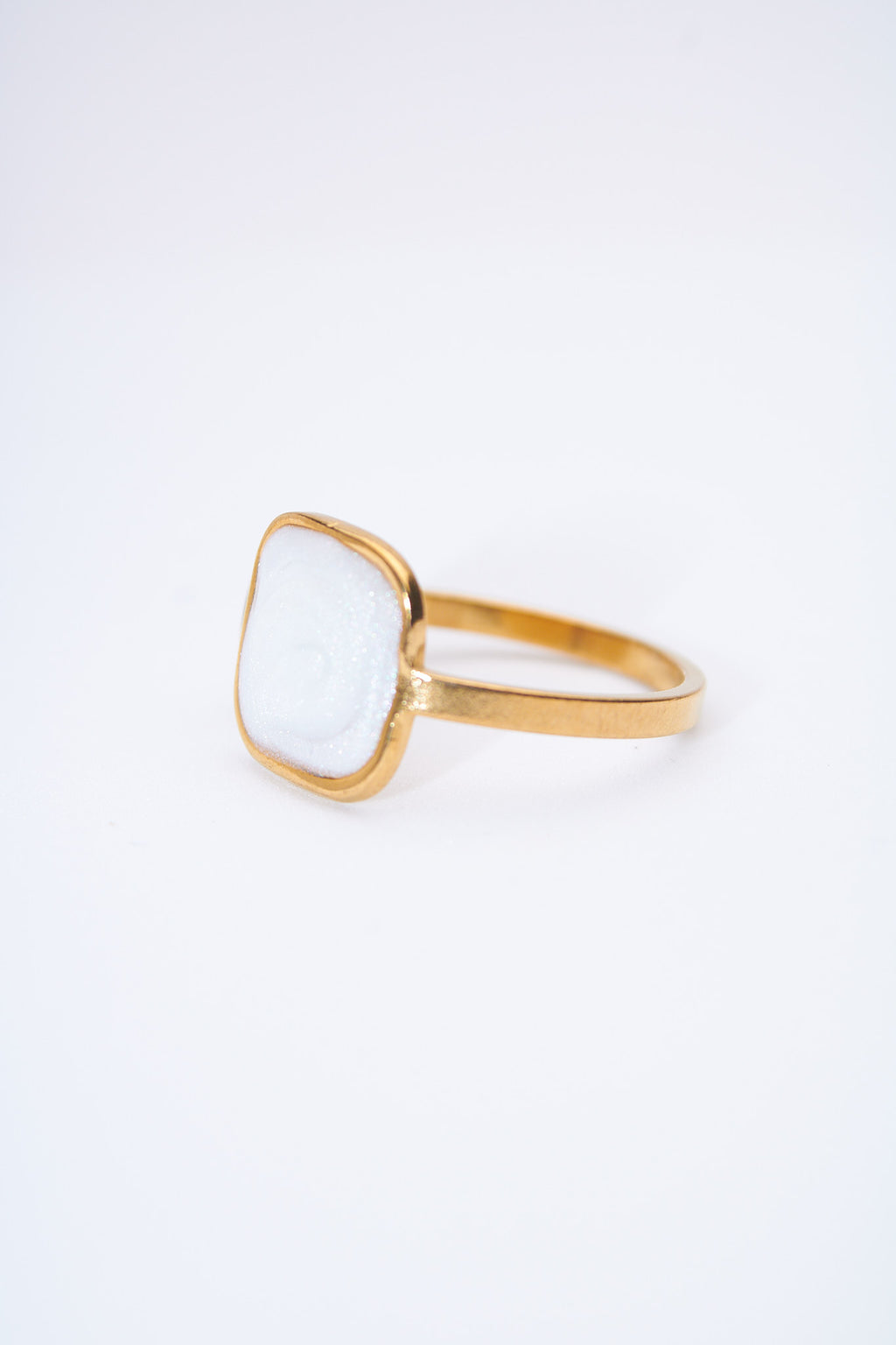 Anillo abierto doble con óvalos esmaltados blanco nacarado