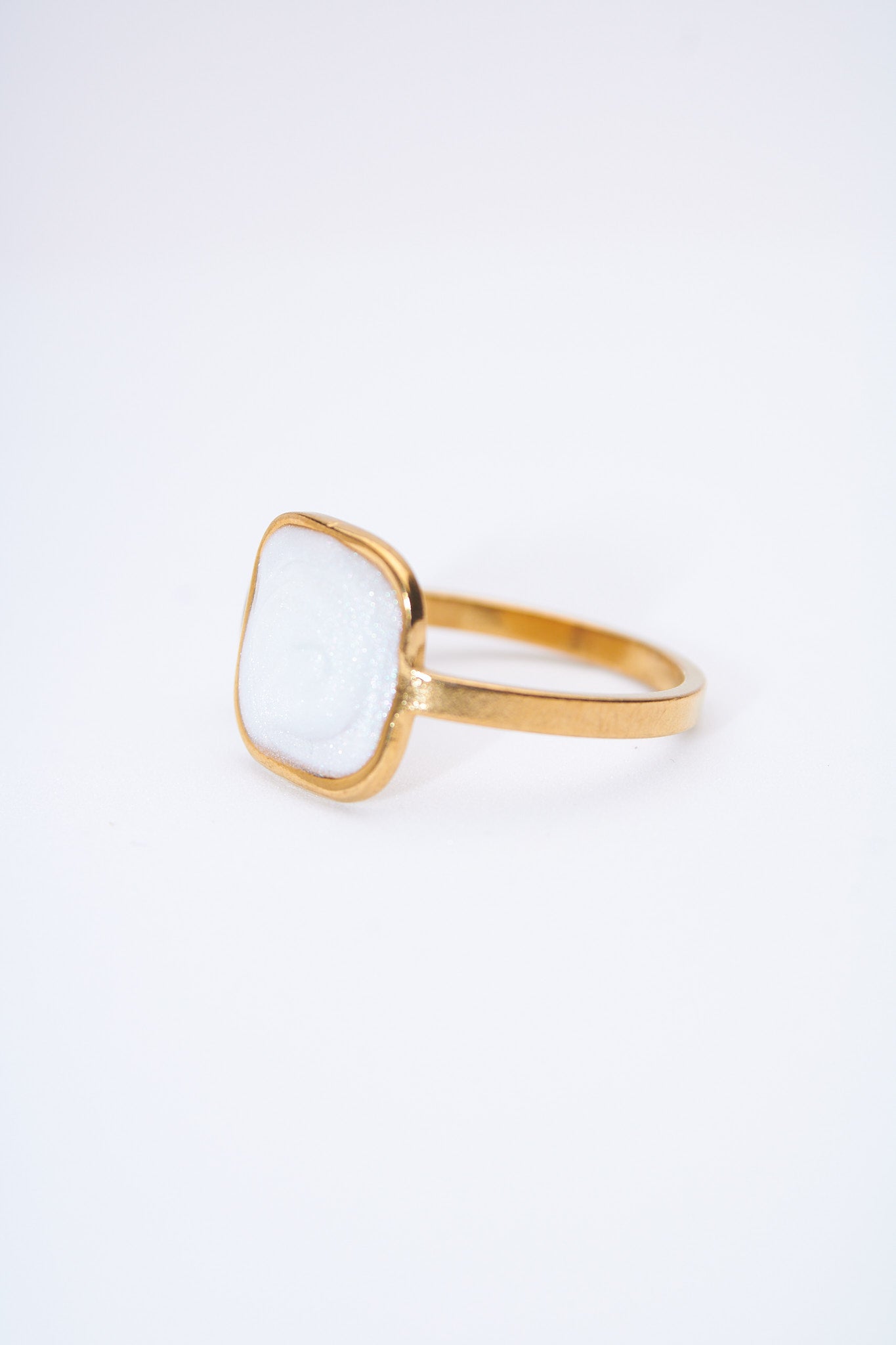 Anillo abierto doble con óvalos esmaltados blanco nacarado