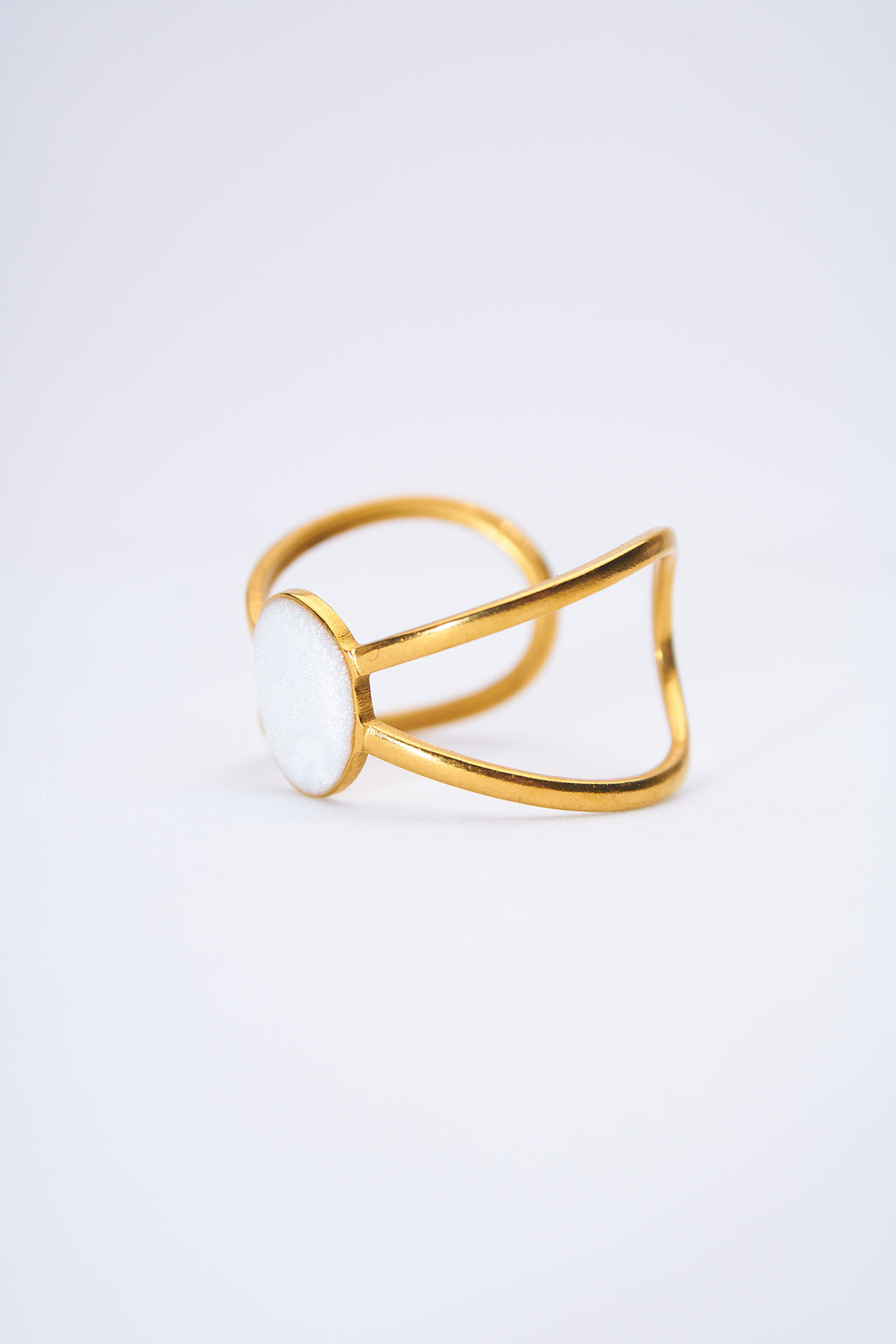 Anillo abierto doble banda con medallón circular esmaltado blanco nacarado