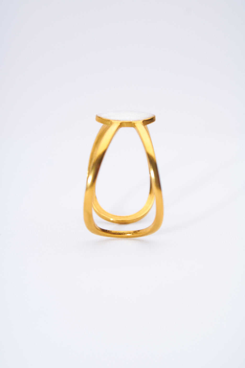 Anillo abierto doble banda con medallón circular esmaltado blanco nacarado