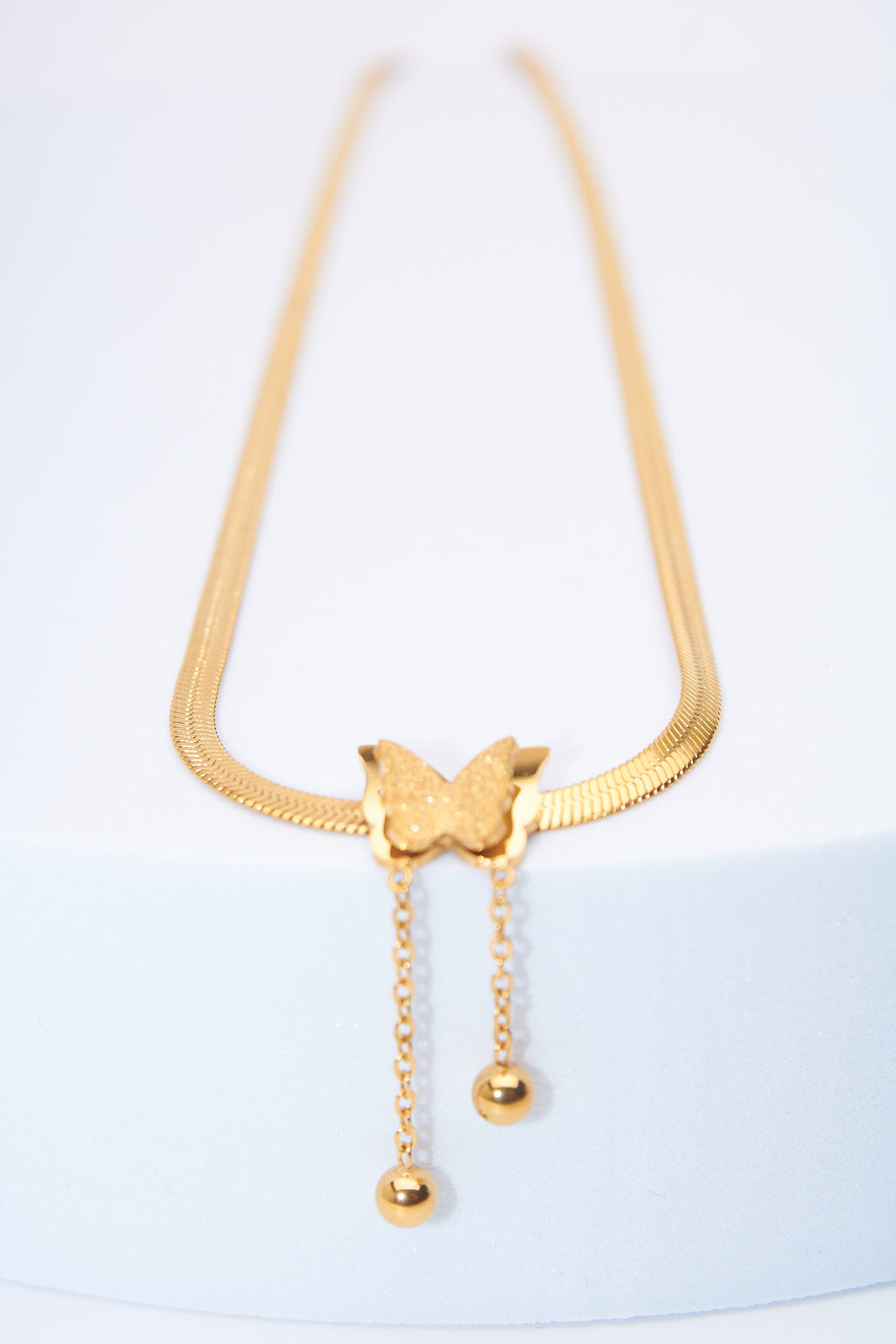 Collar mariposa dorada — cadena plana y colgantes móviles